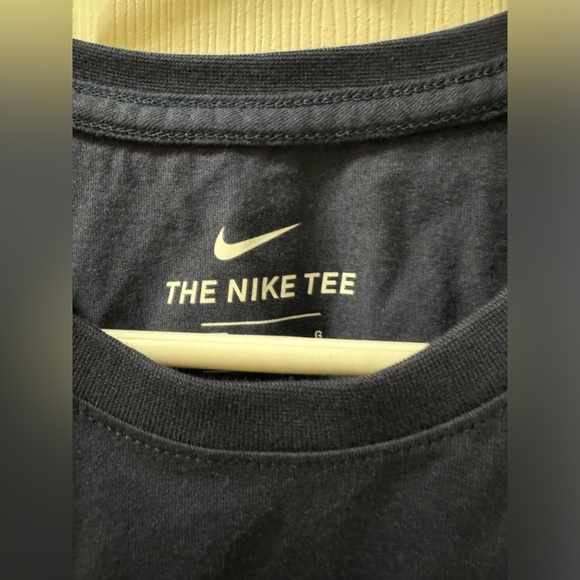 10 NIKE THE NIKE TEE - Picture 3 of 5
